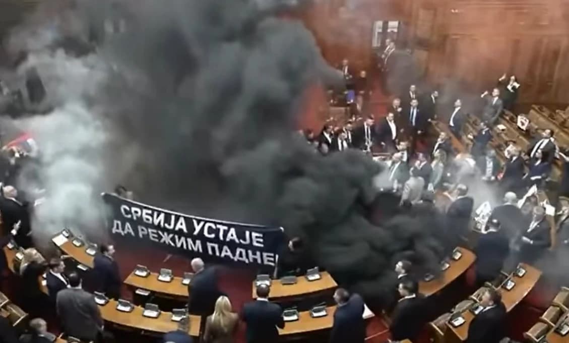 VIDEO: Brutálne násilie v srbskom parlamente! Tri poslankyne skončili v nemocnici!