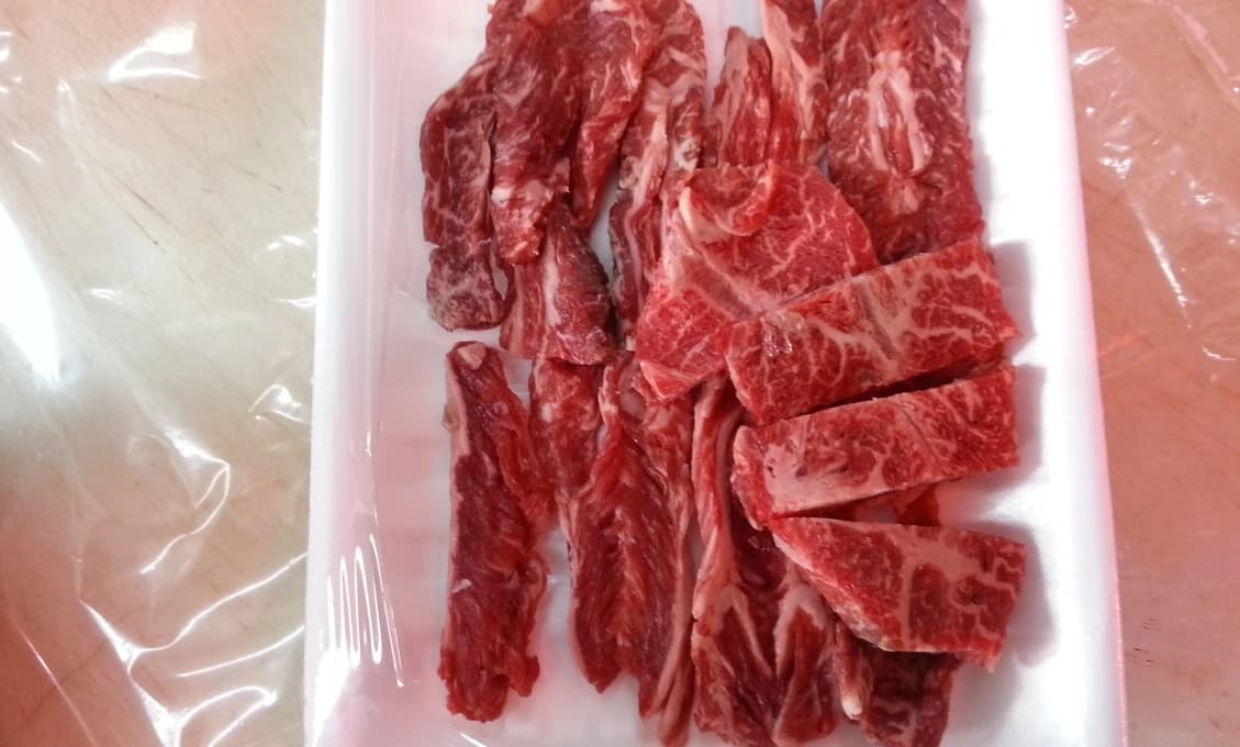 Salmonela v mäse. Známy reťazec upozorňuje na nebezpečné bravčové mäso