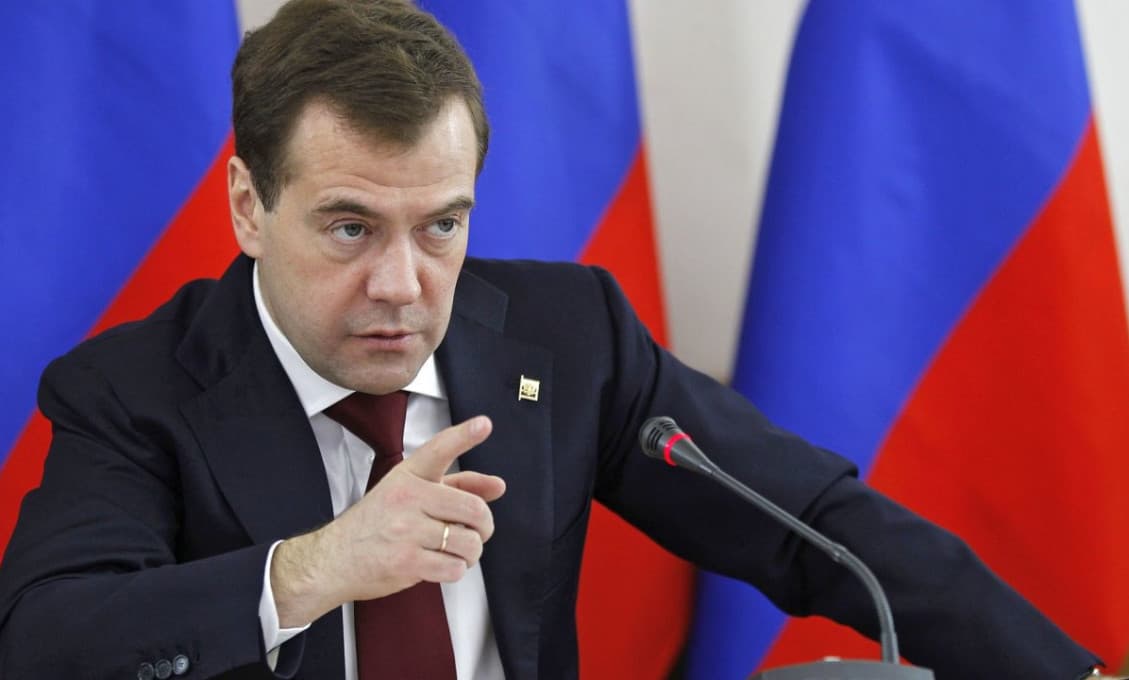 Medvedev poradil Macronovi