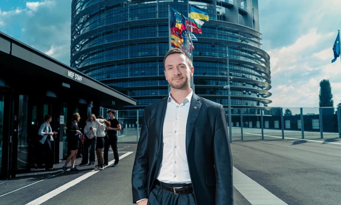 Zase nás chcú ošklbať! Europoslanec Uhrík o vojnových chúťkach Leyenovej