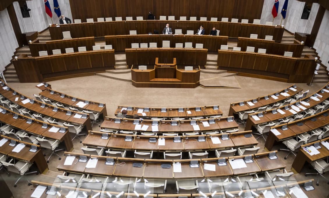 Politický cirkus v parlamente: gen. Viktorín ostro kritizuje Matoviča a jeho "bandu" (VIDEO)