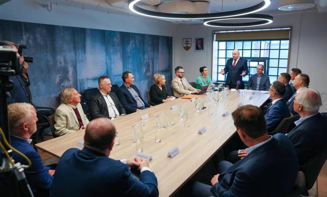 Minister Huliak predstavil novú poradnú komisiu, exkluzívne vyjadrenie hokejovej legendy Rusnáka