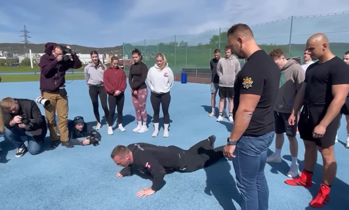 Náborová kampaň do polície žne úspechy. Minister obstál aj vo fyzických testoch (VIDEO)