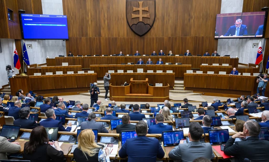 Poslanci sa vracajú do lavíc skôr