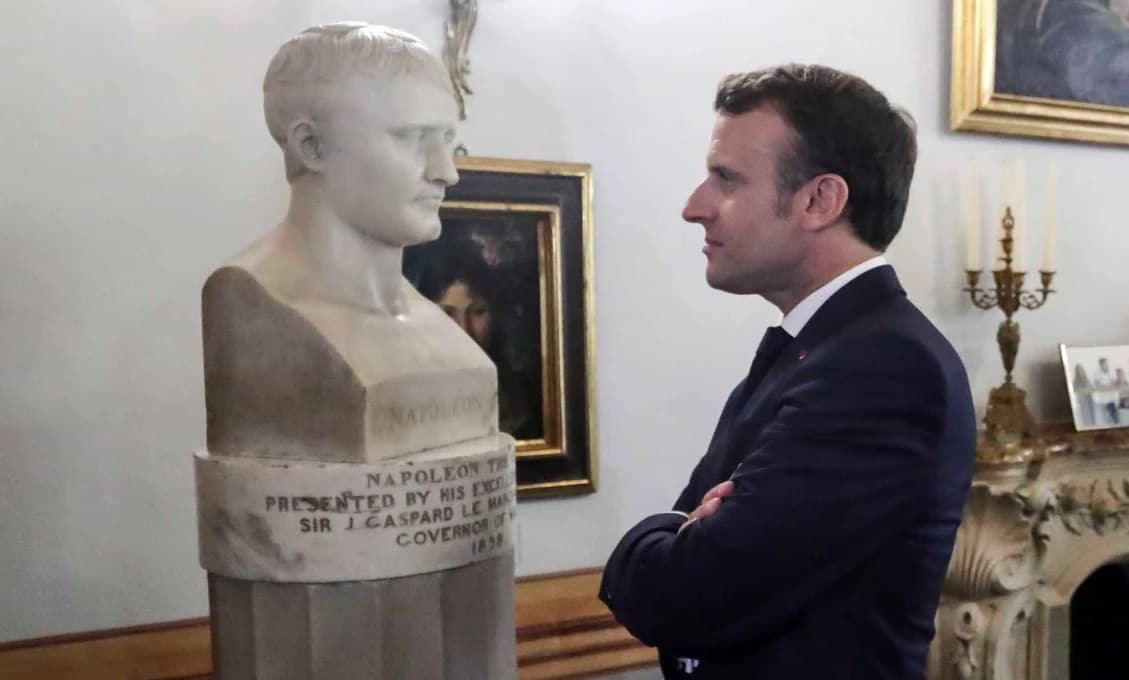 Macron vyzýva Putina, aby „prestal klamať“