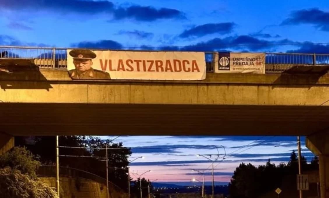 Kto TOTO platí? Premiér na plagáte v uniforme Červenej armády