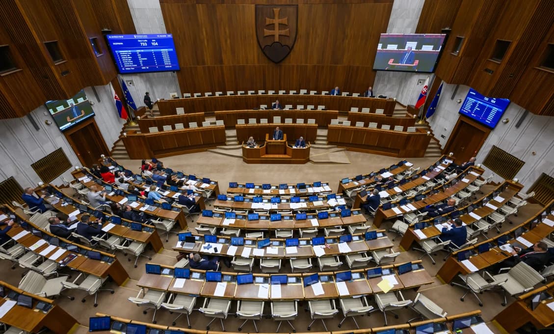 Poslanci presunuli hlasovanie o novele ústavy ako o celku na september