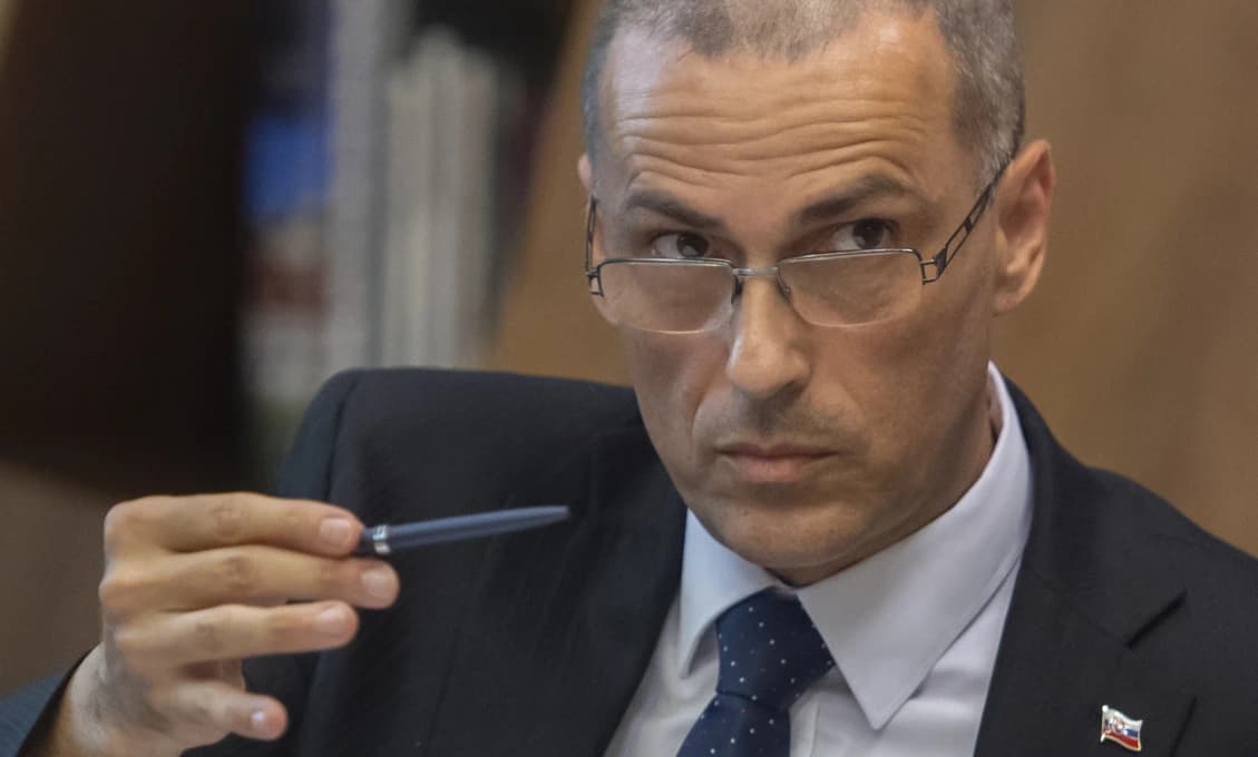 Poslanci neschválili v opätovnom hlasovaní návrh o rente pre prokurátorov