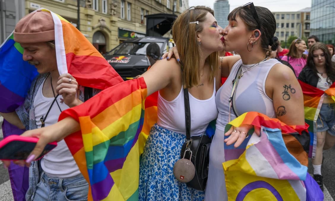 Nechcete ísť do teplých krajín? Nemusíte. Prišli za nami na GAYPRIDE!