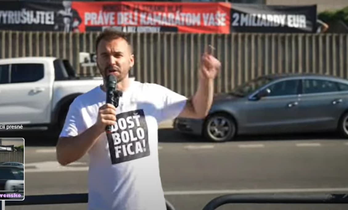 Hulákať pred nemocnicou? Pre Šipoša nič nevhodné (VIDEO)