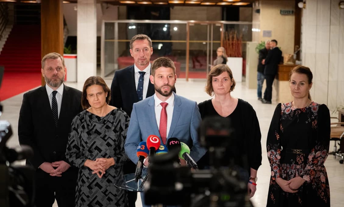 Po obvineniach sa opozícia zmohla na jediné: Premiéra posiela na pláž!