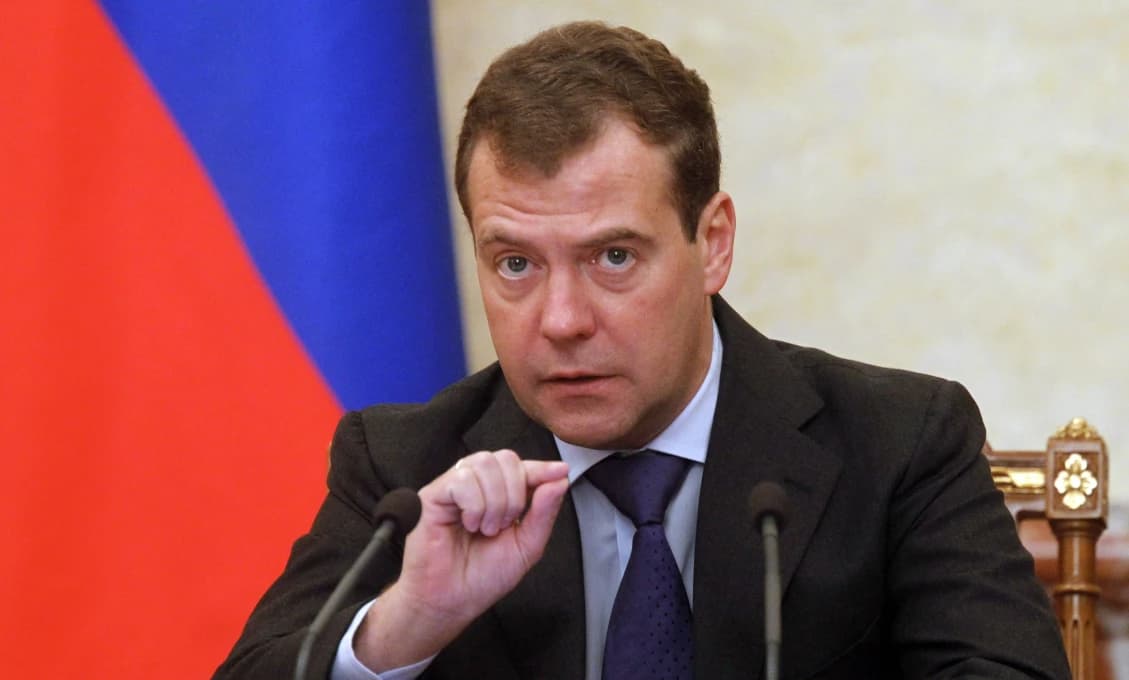 Medvedev poslal odkaz „bezmozgovému galskému kohútovi“