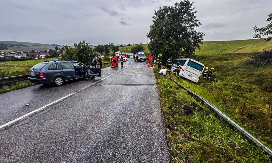 Vážna NEHODA: Autobus sa zrazil s autom! Vyslali až 8 sanitiek, hlásia niekoľko ranených