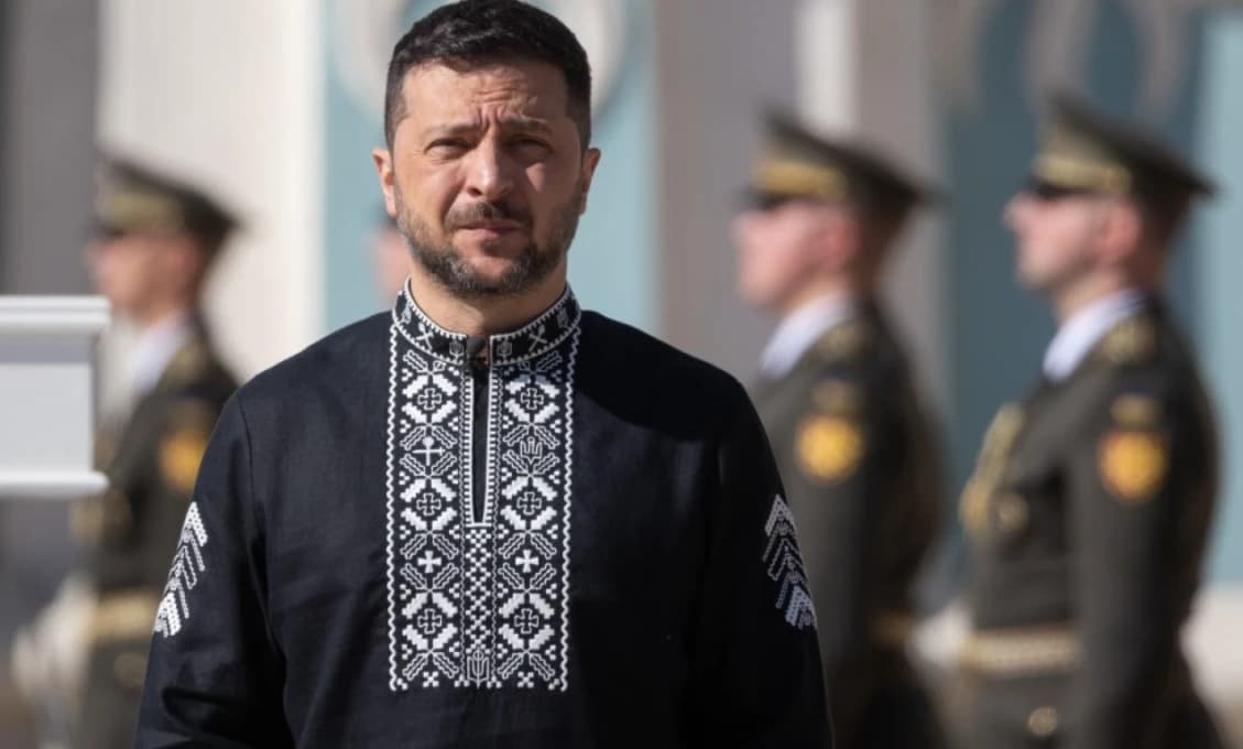 Na Deň nezávislosti sa Zelenskyj prihovoril Ukrajincom v „pohrebnej“ vyšívanej košeli