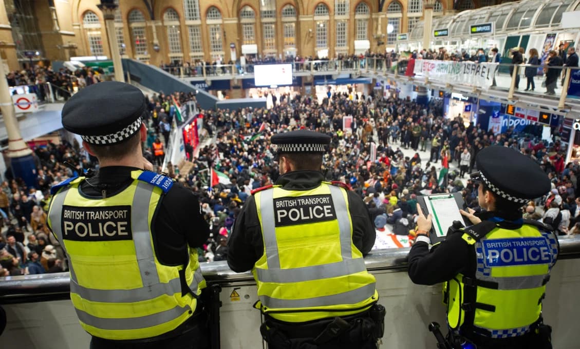Farageova Reforma UK: vyvezieme 600 000 migrantov. A už má 34%
