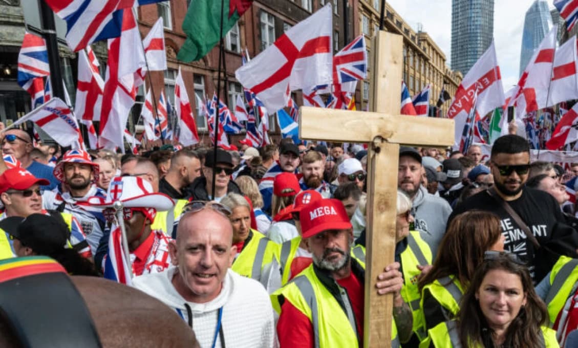 V BRITÁNII TO VRIE! Londýn povstal proti migrácii a za slobodu prejavu (VIDEO)