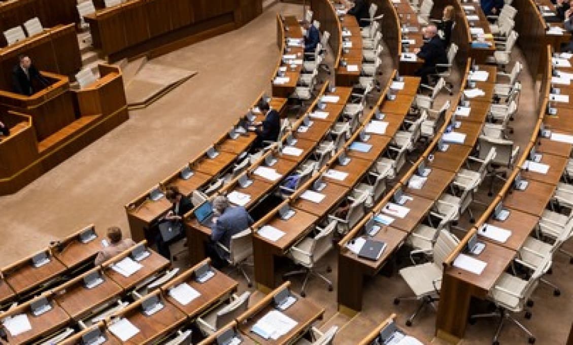 Zdemolovaná opozícia už po ústave nevládze ani do práce prísť