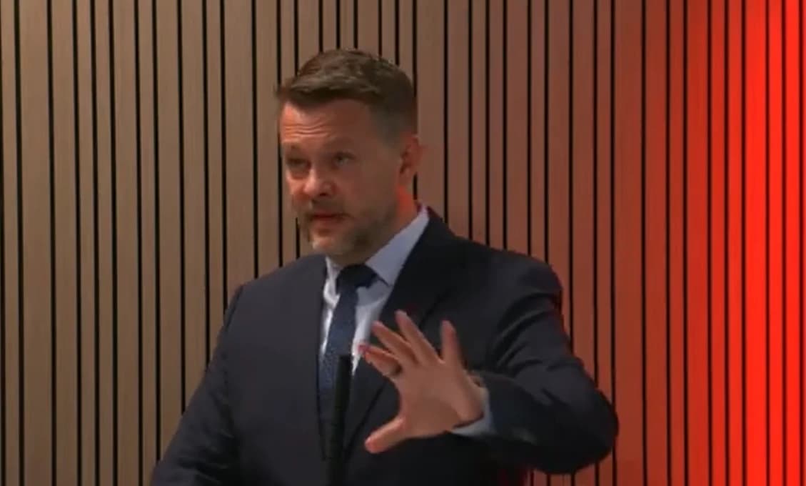 Namiesto reforiem košeľa: Minister vysvetľuje, ako má „dýchať“ golier