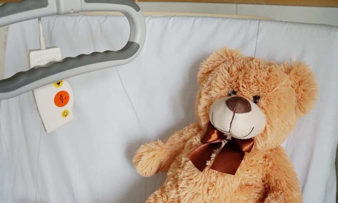 Hrôza v Třebíči: muž mal týrať bábätko celé týždne. Zlomené nohy, ruky aj rebro!