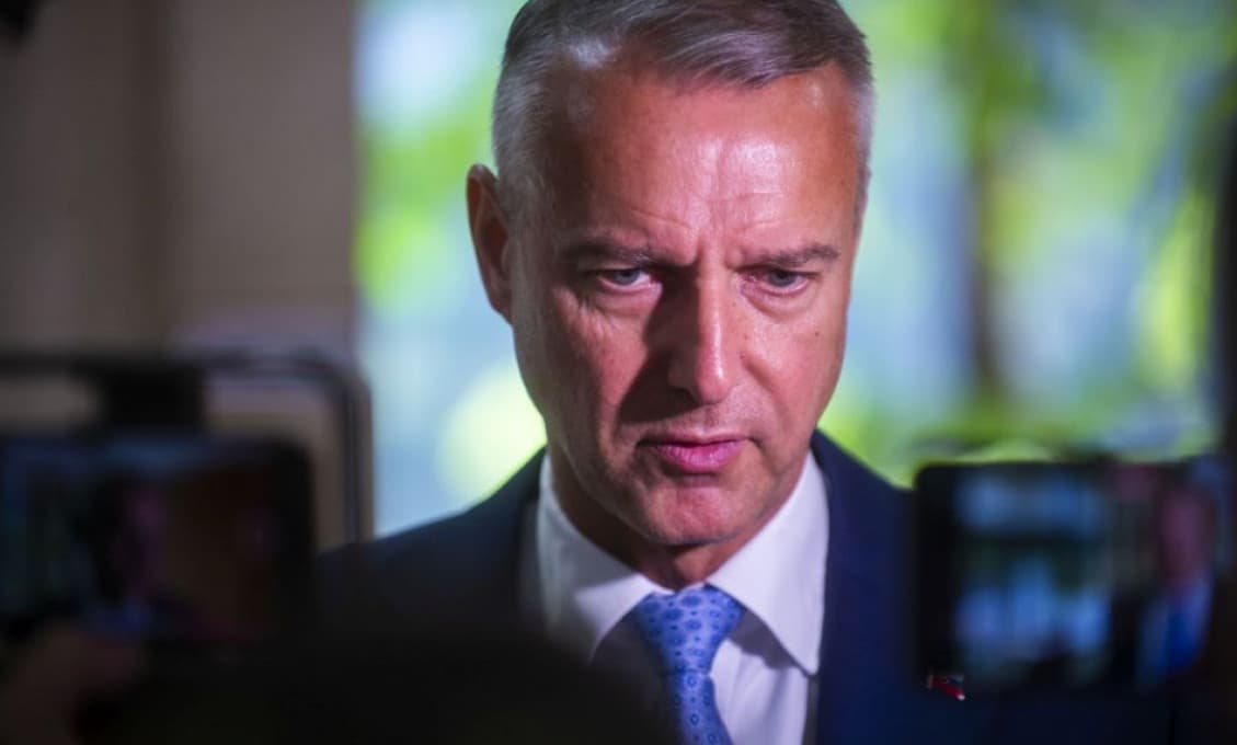 Koniec papalášizmu! Raši oznámil jasné pravidlá pre zahraničné cesty poslancov (VIDEO)