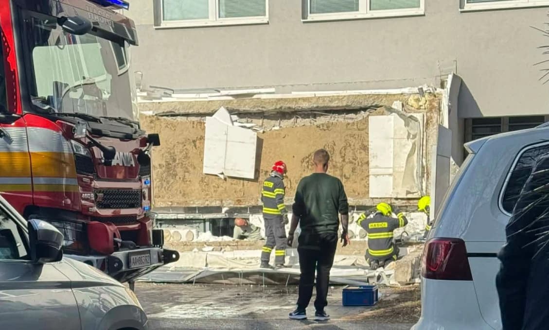 MINÚTY HRÔZY v Komárne: SPADLA STRECHA na klientskom centra, jedna OSOBA JE MŔTVA, zasahujú všetky zložky
