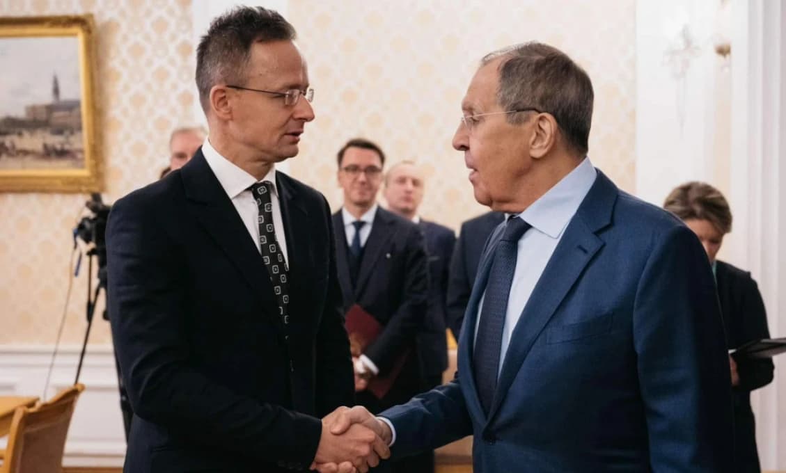 Maďarský minister zahraničných vecí reaguje na kritiku telefonátov s Lavrovom