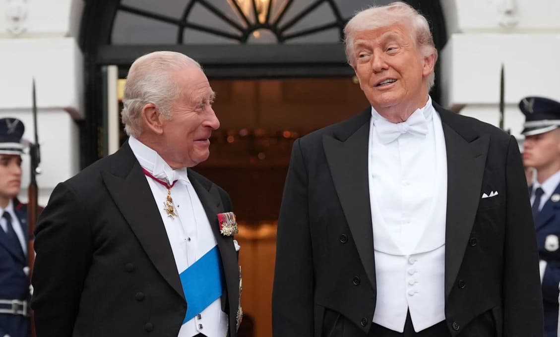 Bolo rozlúštené, čo Trump šepkal Karolovi III. o Putinovi. Pomohlo čítanie z pier