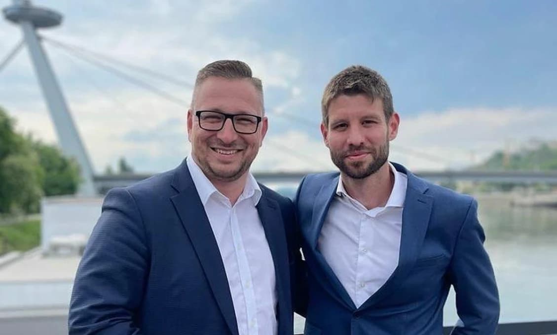 Vyhodený MECENÁŠ ŽALUJE PS. "Šimečka nie je nadčlovek," odkazuje Pekár
