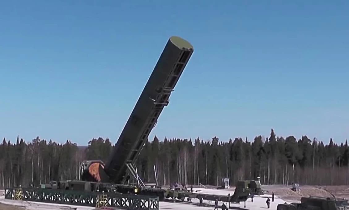 Približne 36 megaton – 2 000 Hiroším. Putin bol informovaný: Ťažká balistická raketa Sarmat bola odpálená