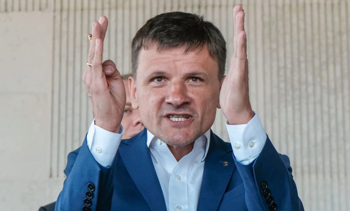 „TOXICKÁ HLINA?“ SMER VRACIA ÚDER PO ŠKANDÁLE s nášivkou v parlamente
