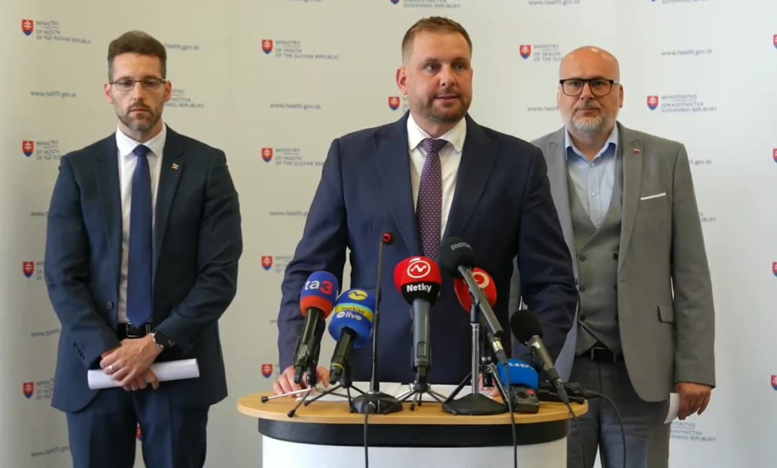 Pomoc pre seniorov aj záchrana života v obciach: Štát rozdá milióny na taxíky a defibrilátory