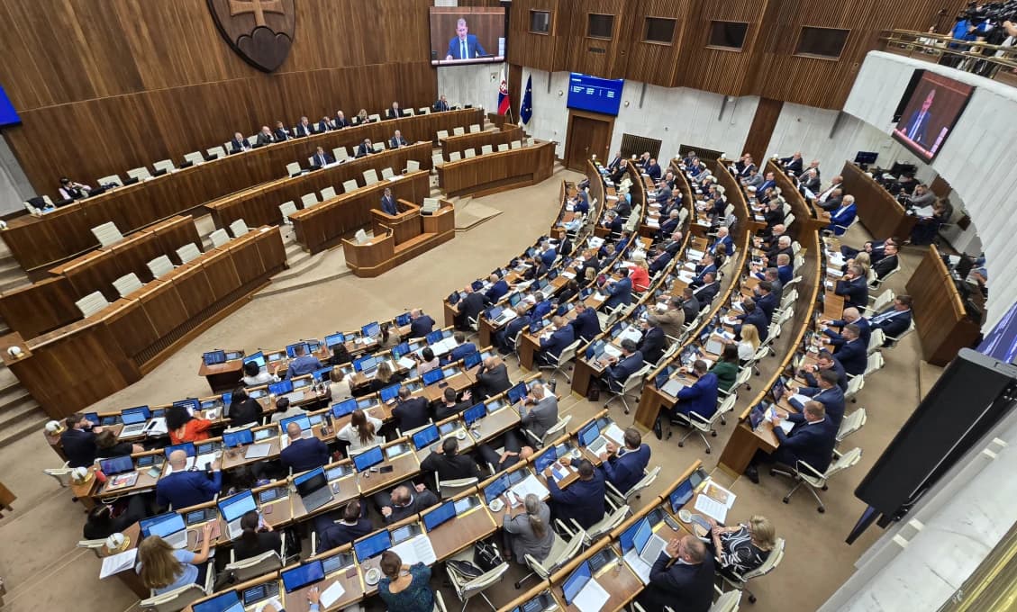 Poslanci začali rokovanie diskusiou o návrhoch ministerstva dopravy