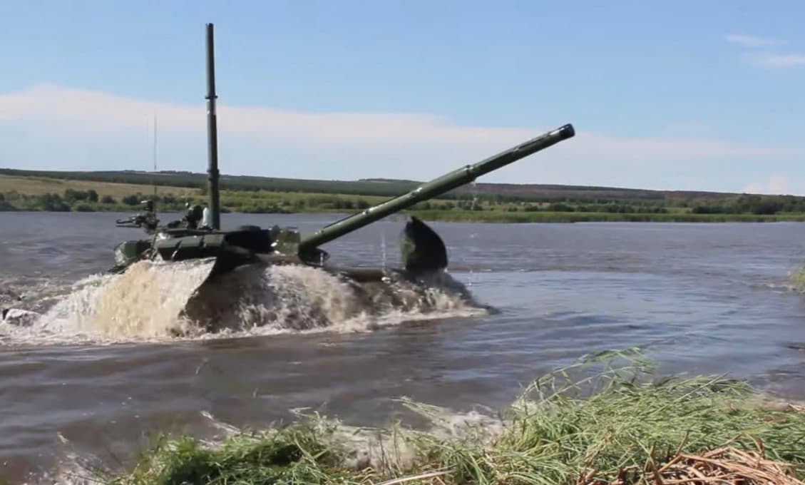 Je to ponorka? Nie, je to tank! Ruskí vojaci prešli v T-72 cez riečne koryto (VIDEO)
