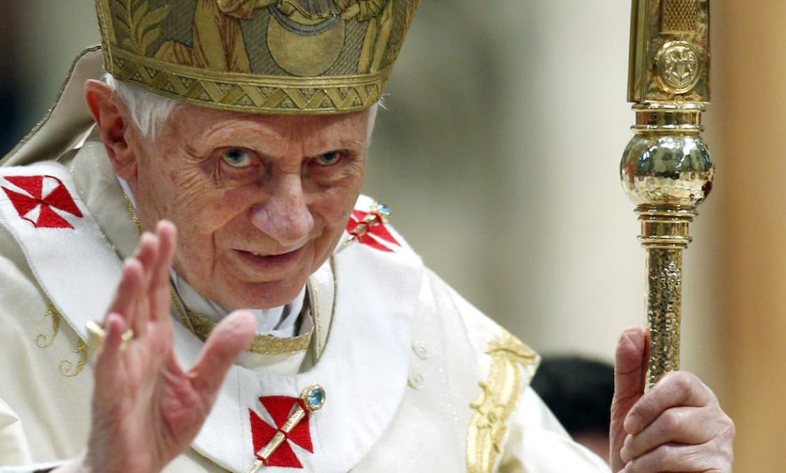 Emeritný pápež Benedikt XVI. trpí infekčným ochorením a je veľmi krehký