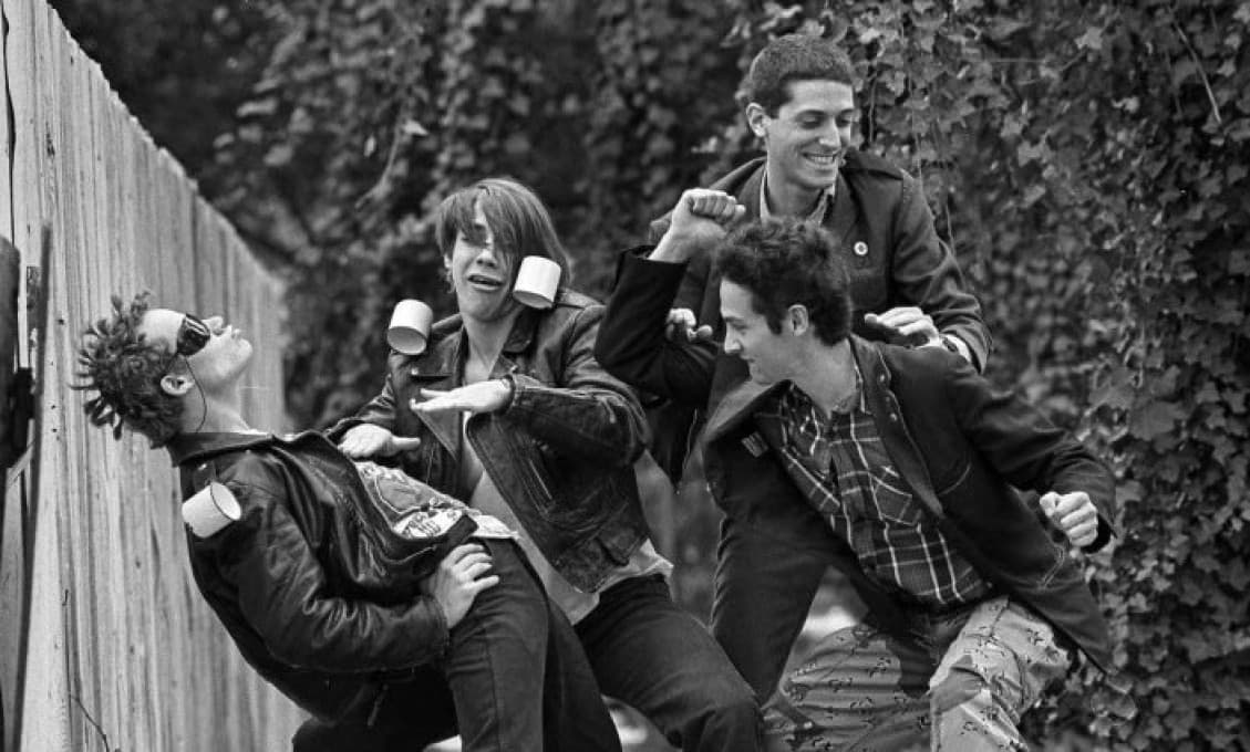 Členovia Red Hot Chili Peppers smútia: Zomrel ich gitarista!
