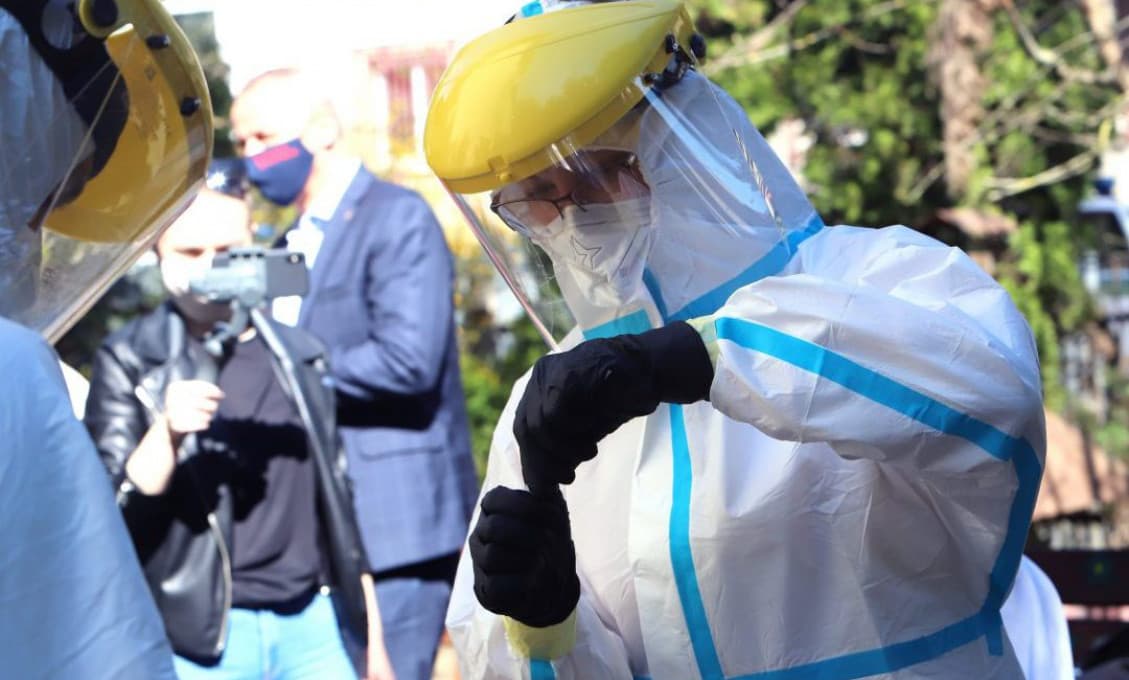 Nepresné štatistiky pri testovaní. Stovky tisíc ľudí „lietajú vo vzduchu“ a časť z nich môže byť pozitívna