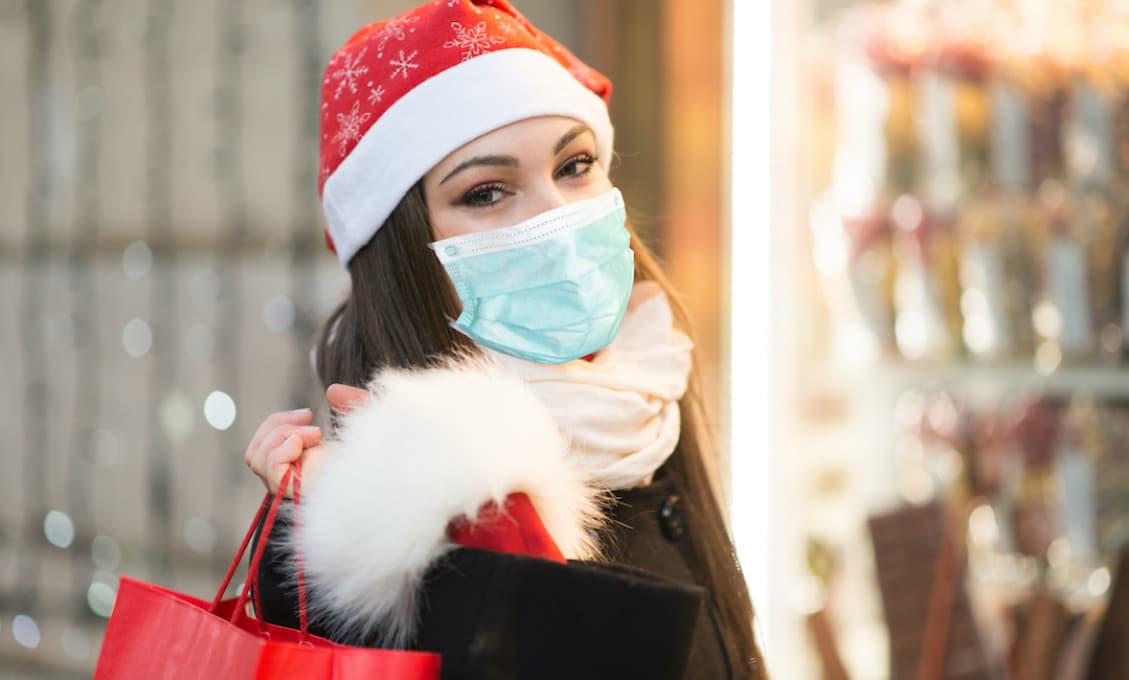 Vianoce nebudú normálne, rúška s nami zostanú aj v budúcom roku, predpovedá biochemik