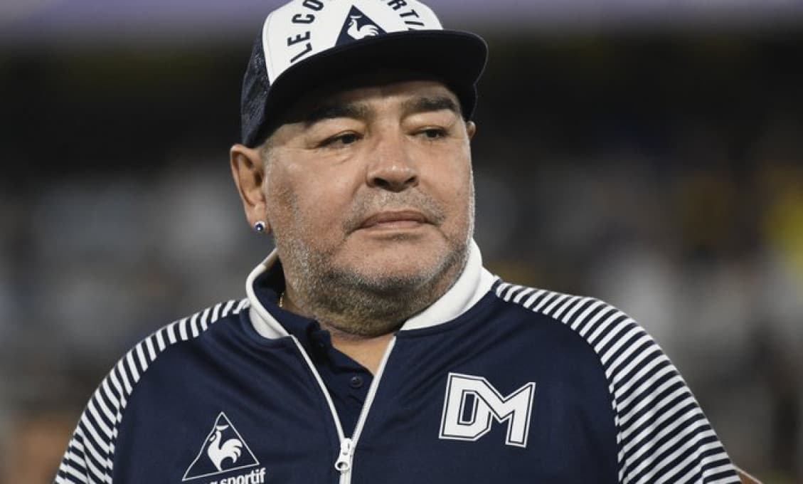 Maradona po operácii mozgu "chytil absťák". Je to s ním ťažké, tvrdí lekár
