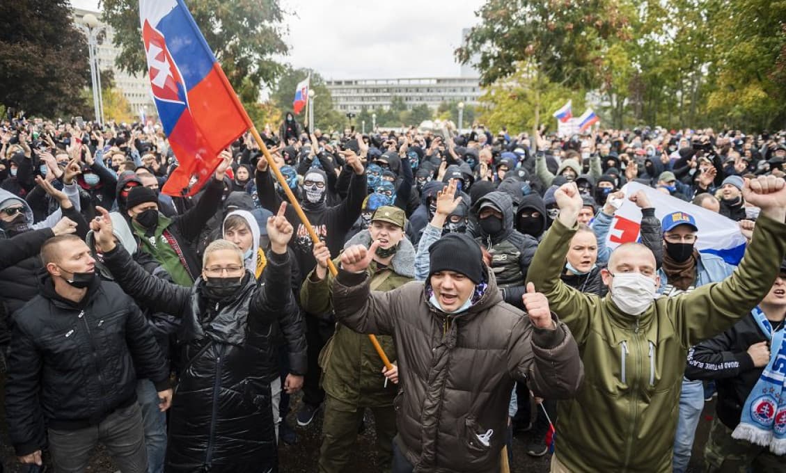 Polícia ľudí bez rúška síce nepokutovala, mnohým ale šek na zaplatenie domov pošle