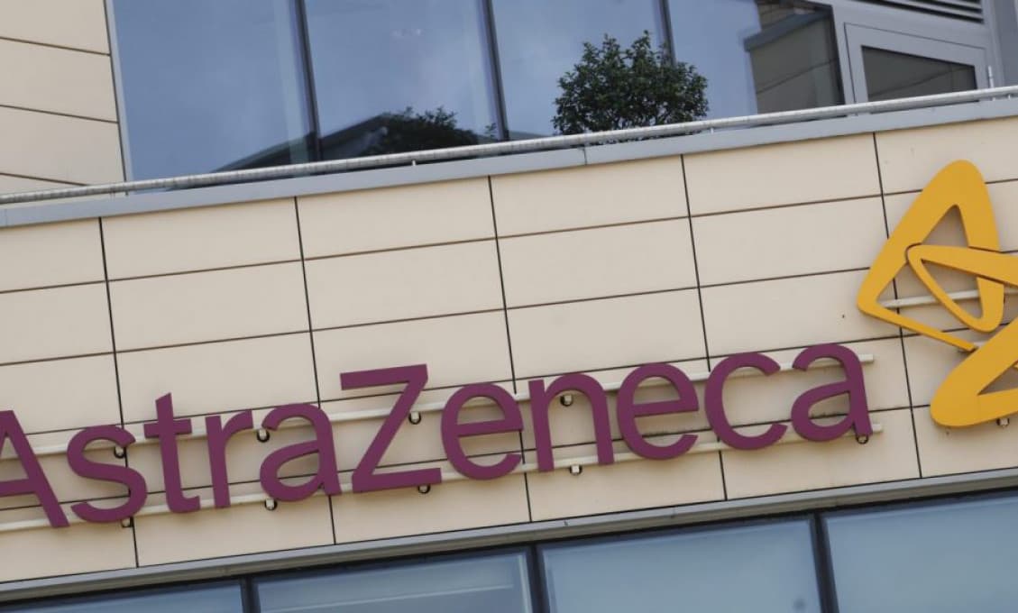 AstraZeneca musí vysvetliť nízku účinnosť a vedľajšie príznaky svojej vakcíny