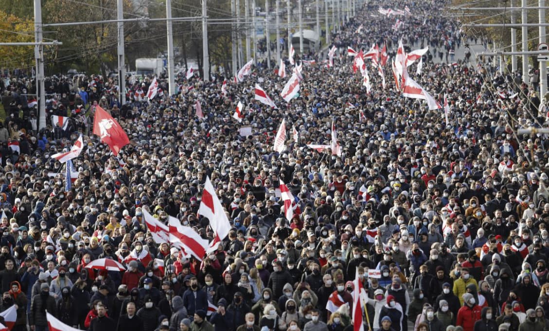 Demonštrácie v Bielorusku pokračujú aj po tom, čo Lukašenko oznámil odchod
