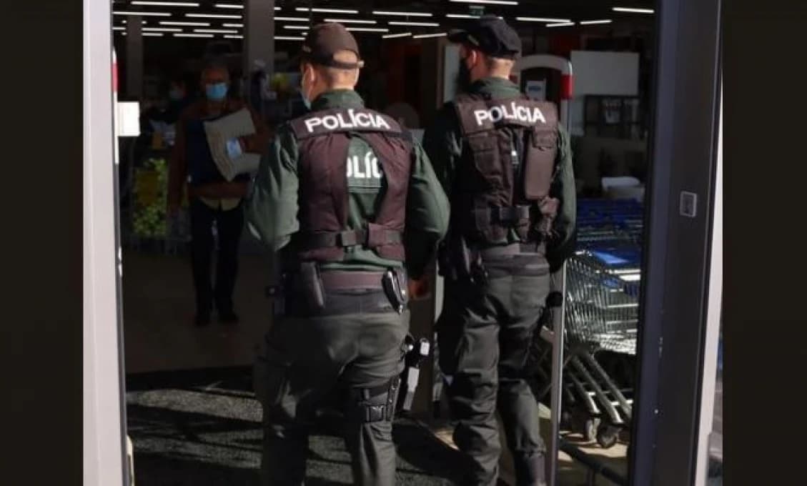 Obvinený bývalý elitný policajt zo Šale je na úteku, informovaný mal byť z prostredia polície