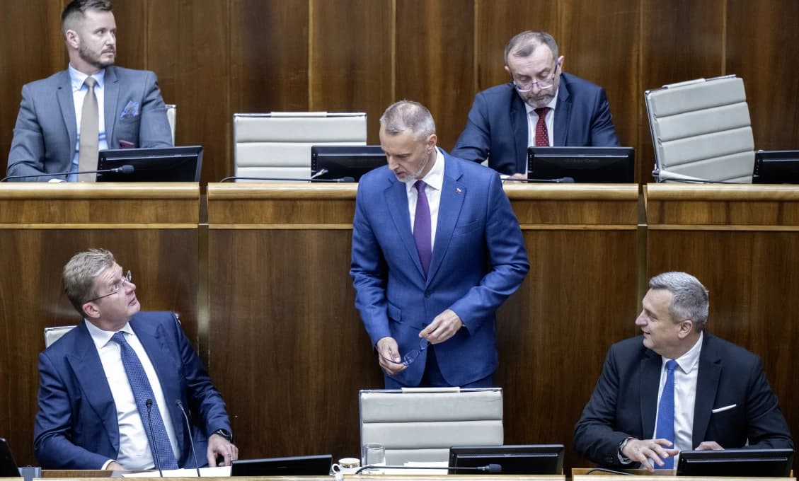 Poslanci rokujú o novom zákone pre podporu prioritných okresov a obmedzovaní letov