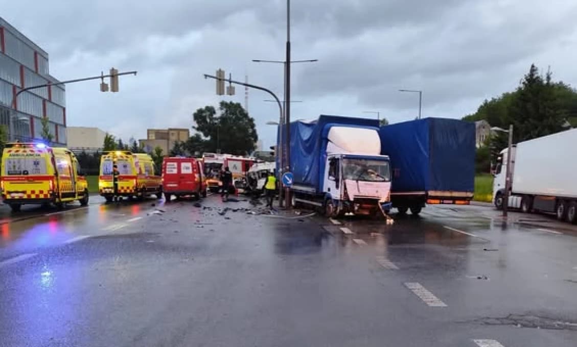 Mimoriadna tragédia: Nákladiak vpálil do dodávky, nikto v nej neprežil