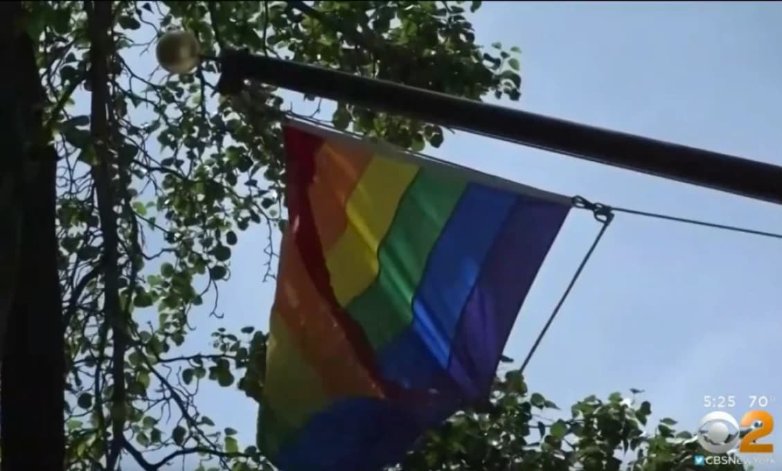 Zložil dúhovú vlajku. Chceli mu prišiť krádež, no zašli ešte ďalej (VIDEO)