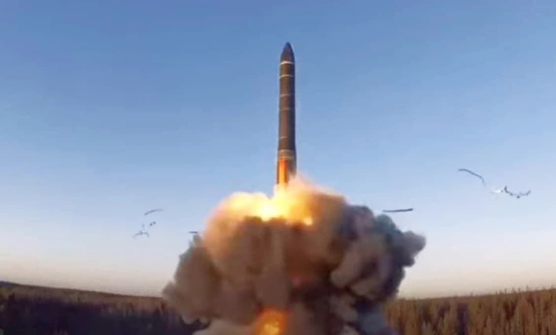 Irán po prvýkrát použil balistické rakety odpaľované z ponoriek