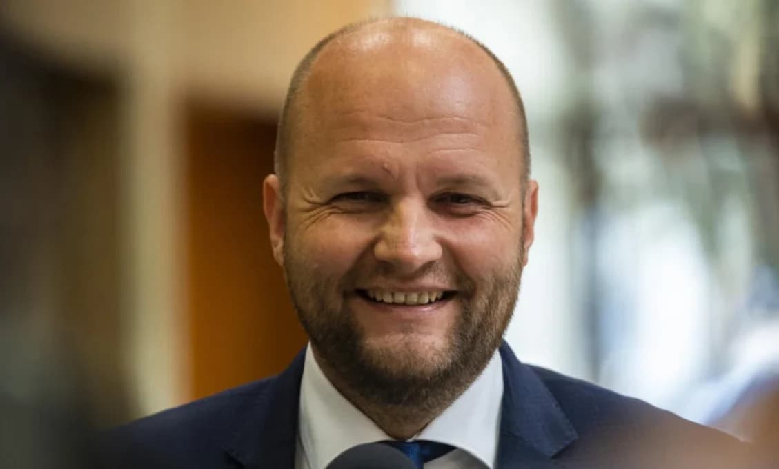 Naď sa z Kanady vysmieva polícii a znevažuje vyšetrovanie: „Trapoši, cirkus Humberto“