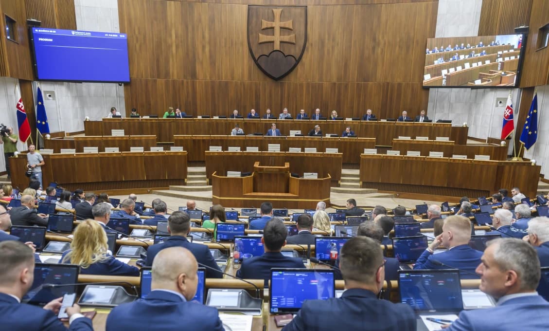 NR SR v skratke: médiá riešili, ústavu presunuli, návrhy opozície padli