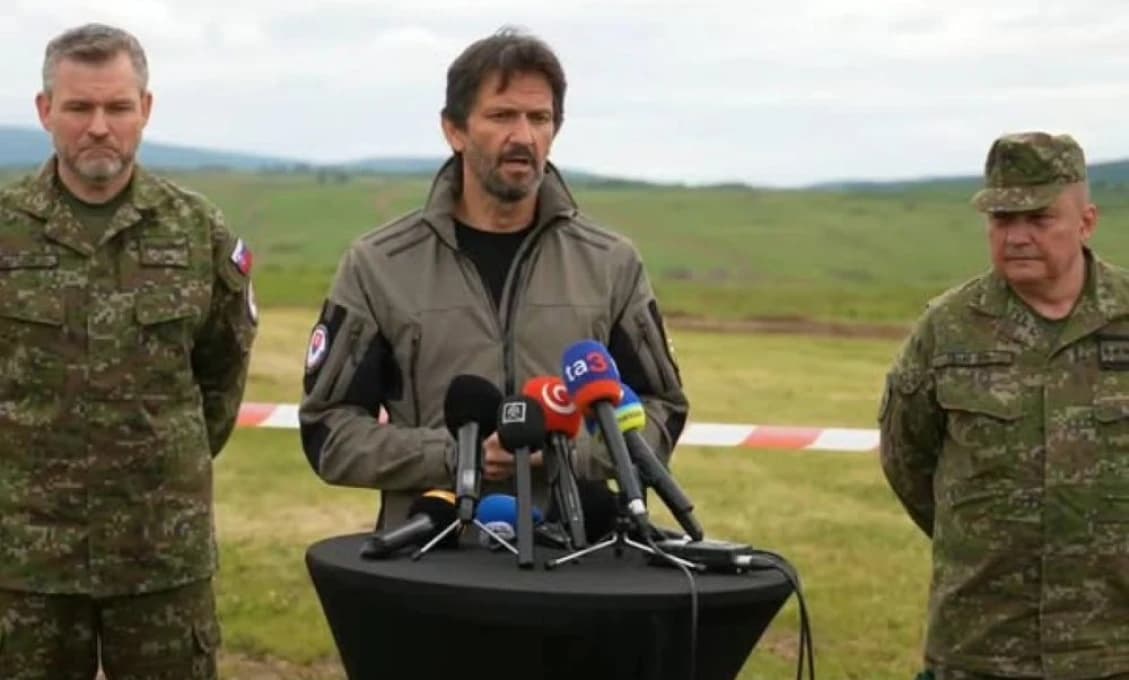 Vo výcviku záloh aj prezident a minister obrany. Ak k niečomu dôjde, VY pôjdete bojovať, ONI budú sedieť v bezpečí, tvrdí Belousovová