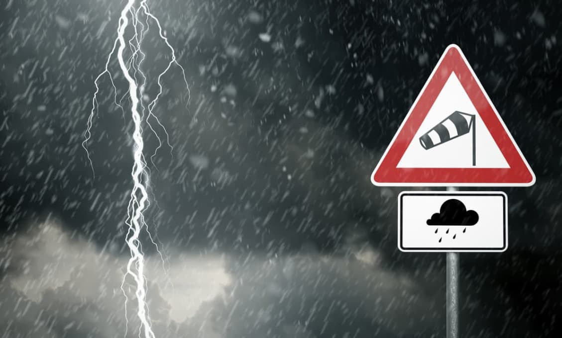 Meteorológovia varujú: V týchto okresoch platia výstrahy pred búrkami